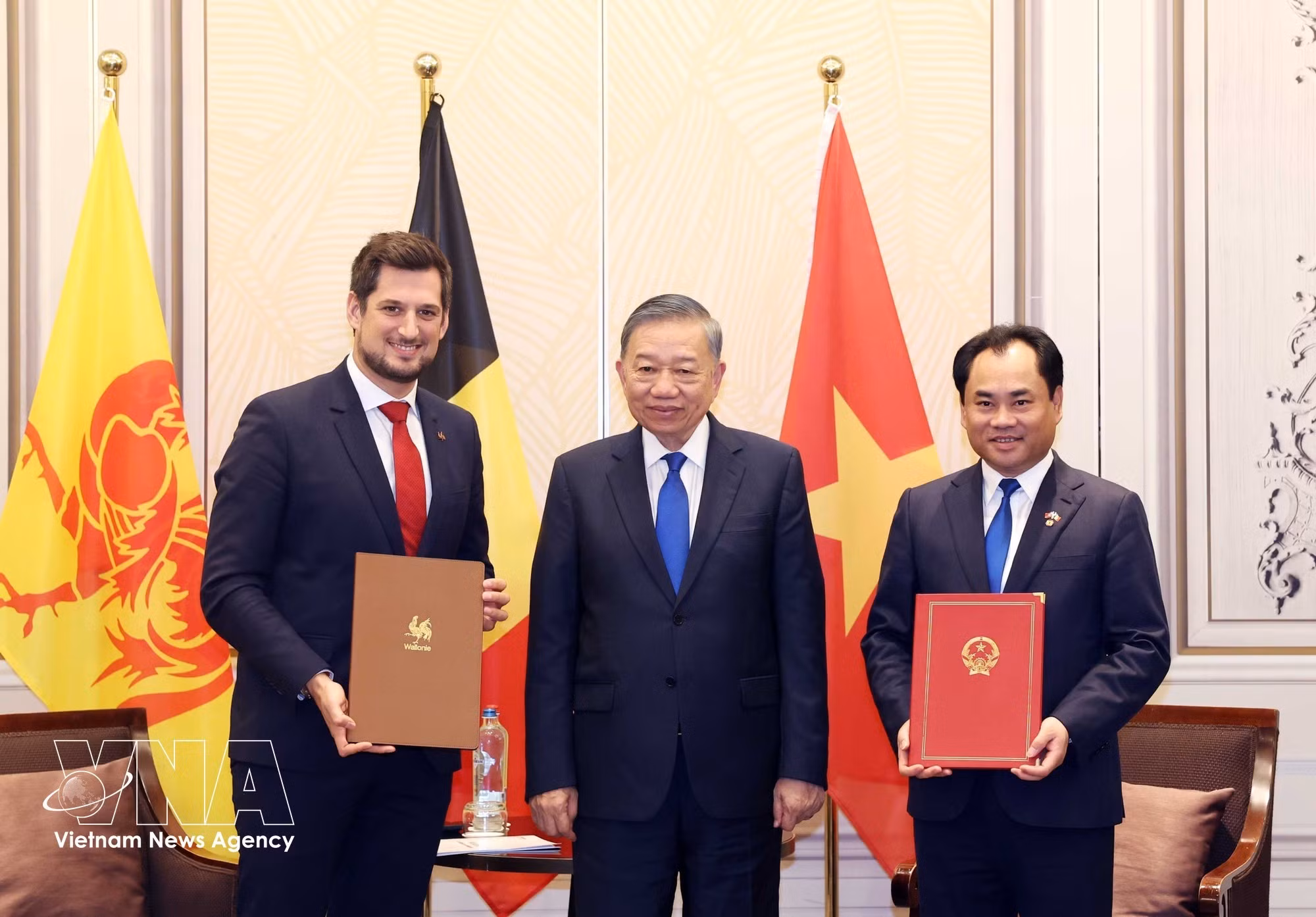 General Secretary of the Communist Party of Vietnam Central Committee and President To Lam (C) witnesses the handover of a memorandum of understanding on cooperation in agriculture, resource management, and environmental protection between the Ministry of Agriculture and Rural Development of Vietnam and the government of the Wallonia region. (Photo: VNA)