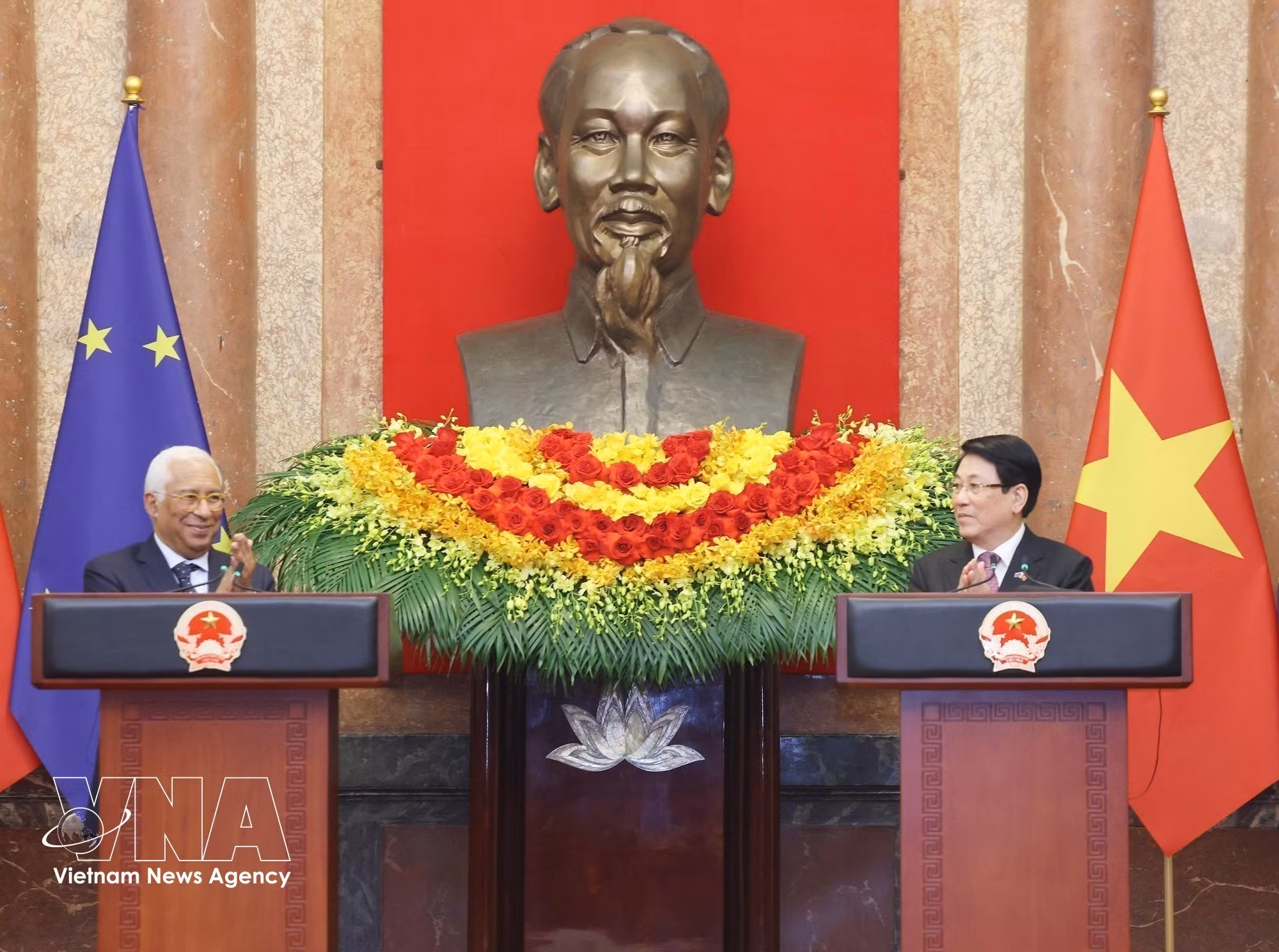 The then President Luong Cuong (R) and European Council President António Costa announce the elevation of Vietnam-EU relations to a Comprehensive Strategic Partnership in Hanoi in January 2026. (Photo: VNA)