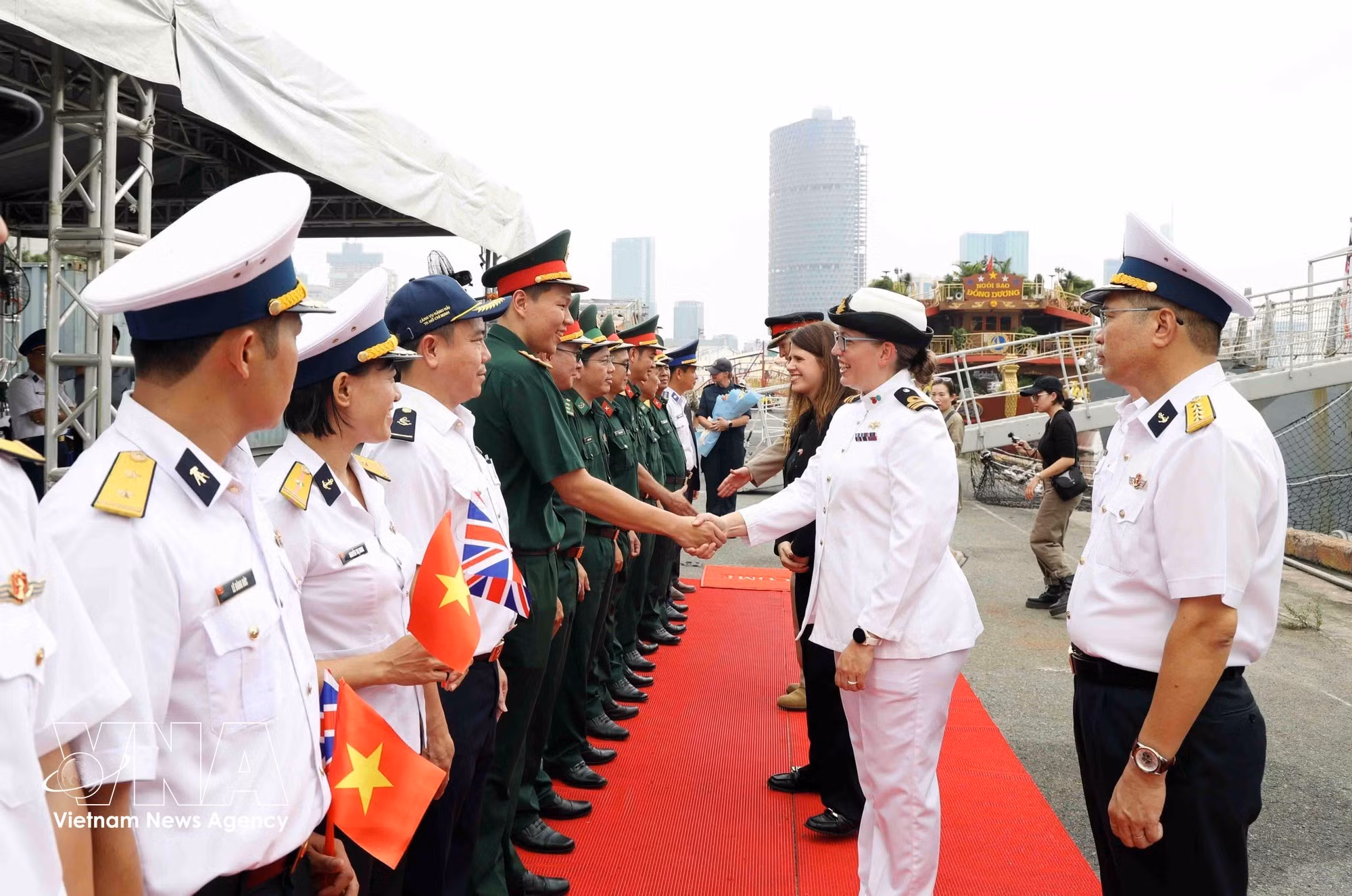 The welcome ceremony for HMS Spey officers and crew (Photo: VNA)