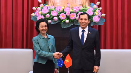Deputy Minister Le Van Tuyen receives Australian Deputy Secretary of Foreign Affairs and Trade