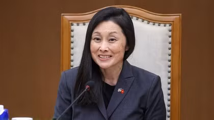New US Ambassador begins her tenure with Vietnamese coffee and a stroll around Hoan Kiem Lake