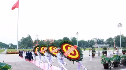 Vietnamese leaders pay tribute to President Ho Chi Minh on 136th birth anniversary