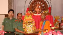 Vinh Long and Can Tho Provincial Police celebrate CholChnamThmay new year festival 