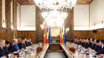 PM Phuc holds talks with Romanian counterpart
