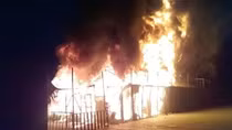 Thousands of migrants flee huge fire at Greek camp