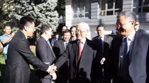 Party leader visits Vietnamese embassy, meets expatriates in Hungary