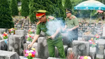 Public security units tributes to wounded soldiers and martyrs in Ha Giang