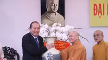 Government leader extends greetings to Buddhist dignitaries on major festival