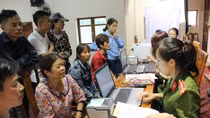 PC64 issues identity cards for people in Bach Long Vi district island