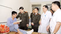 Representatives of GDP visit an injured soldier