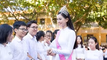 Miss Vietnam 2018 Tieu Vy visits former school in Quang Nam