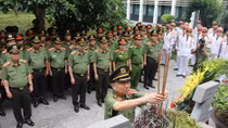 Public Security Central Party Committee pays tribute to President Ho Chi Minh 