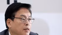 Saenuri revives talk on Park’s voluntary resignation in April