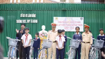 Da Lat Traffic Police present bicycles to needy local students 