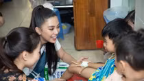 Miss Vietnam 2018 Tran Tieu Vy visits child patients in HCMC 