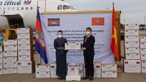Cambodia presents face masks and oxygen generators to HCMC