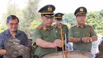 Deputy Minister Nguyen Van Thanh pays tribute to martyrs in Tay Ninh 