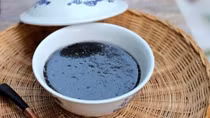 Black sesame sweet soup, a popular dessert in Hoi An
