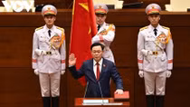 New NA Chairman Vuong Dinh Hue sworn into office