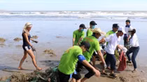 Foreign tourists help clean Mui Ne beach