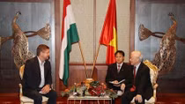 Party chief meets Hungarian Socialist Party Chairman