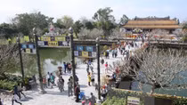 Hue imperial relic site lures thousands of visitors on holiday