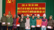 Bac Giang Provincial Police offer Tet gifts to needy people