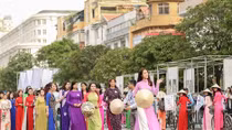 Miss Vietnam 2016 and thousands of girls in Ao Dai form S-shaped map