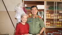 Deputy Minister Le Tan Toi presents gift to policy beneficiary families 