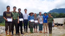 Ha Giang Police and donors support victims in flood-stricken area 