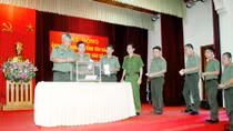 Yen Bai Police donate money for flood-stricken local people 