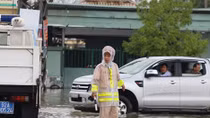 Quang Nam Traffic Police work tirelessly to help people deal with historic flooding 