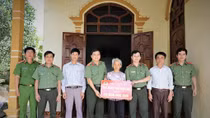 Ha Tinh Provincial Police support the comradeship fund 