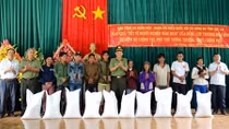 Permanent Deputy Prime Minister Truong Hoa Binh presents 1.5 tons of rice to needy people 