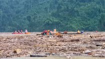 Quang Nam police exert all-out efforts to search for victims of landslides in Tra Leng 