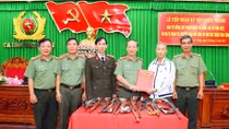 Soc Trang Provincial Police receives artifacts from police veteran 