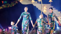 Vietnamese designers promote traditional long dress abroad
