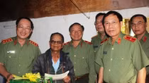Deputy Minister visits needy retired officers 