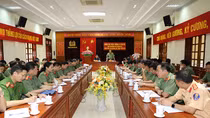 Deputy Minister Le Tan Toi works with Yen Bai police 