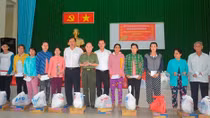 600 needy families receive Tet gifts from Public Security Newspaper 