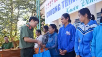 PSN presents Tet gifts to needy families in Kon Tum