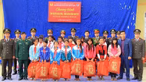 Charity mission of the Department of Cyber Security visits Thu Lum commune