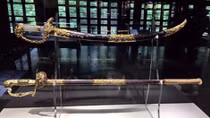Exhibition on royal treasures opens in Hue