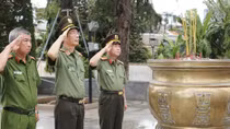 Public Security Newspaper offers incense to martyr Vo Thi Sau 