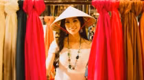 Tieu Vy presents Hoi An silk scarves to Miss World’s contestants 