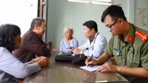 Tra Vinh Provincial Police offer free checkups to lonely elderly people 