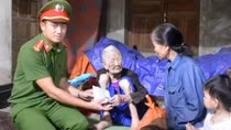 People's Police College 5 supports people in flood-hit localities