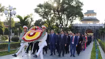 Minister To Lam offers incense at A1 National Martyrs’ Cemetery 