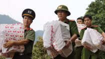 Public Security Newspaper and donors help people in flood zones