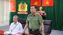 Deputy Minister Le Tan Toi works with Ho Chi Minh City police